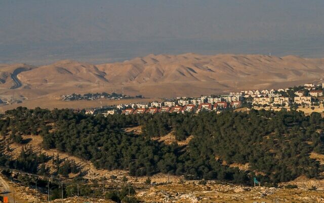 Une photo prise depuis le corridor E1, une zone extrêmement sensible de Cisjordanie, en direction de l'Est, vers l'implantation israélienne de Maale Adumim et la vallée du Jourdain en arrière-plan, le 30 juin 2020. (Crédit :  AHMAD GHARABLI / AFP)