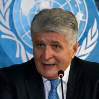 Le secrétaire général adjoint pour l'Europe, l'Asie centrale et les Amériques au Département des affaires politiques des Nations Unies, le Slovaque Miroslav Jenca, s'exprime lors d'une conférence de presse après avoir rencontré le président péruvien Pedro Castillo (non présent sur la photo), au palais présidentiel à Lima, le 4 octobre 2022. (Crédit : Cris BOURONCLE / AFP)