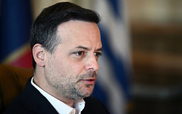 Le maire d'Athènes, Haris Doukas, s'exprime lors d'une interview avec l'AFP dans son bureau à la mairie d'Athènes, le 23 janvier 2024. (Crédit : Angelos TZORTZINIS / AFP)