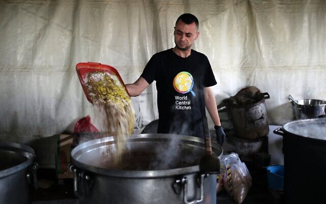 Un bénévole local de World Central Kitchen prépare des repas qui seront distribués aux Palestiniens dans le besoin à Rafah, dans le sud de la bande de Gaza, le 3 mai 2024. (Crédit : AFP) Un bénévole local de World Central Kitchen prépare des repas qui seront distribués aux Palestiniens dans le besoin à Rafah, dans le sud de la bande de Gaza, le 3 mai 2024. (Crédit : AFP)