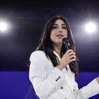 Image principale : Shannon Seban, candidate du parti Renaissance aux élections européennes, s'adresse au public à Aubervilliers, dans la banlieue nord-est de Paris, le 1er juin 2024, à l'approche des élections européennes. (Crédit : Stéphane de Sakutin/AFP)