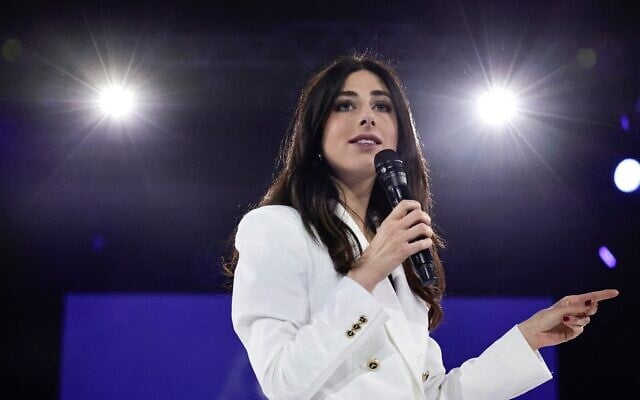 Image principale : Shannon Seban, candidate du parti Renaissance aux élections européennes, s'adresse au public à Aubervilliers, dans la banlieue nord-est de Paris, le 1er juin 2024, à l'approche des élections européennes. (Crédit : Stéphane de Sakutin/AFP)