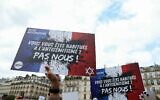 Photo d'illustration : Des manifestants brandissent une pancarte sur laquelle on peut lire « Vous êtes habitués à l'antisémitisme ? Nous, non », lors d'un rassemblement pour condamner le viol collectif antisémite présumé d'une fillette de 12 ans, devant la mairie de Paris, le 19 juin 2024. (Crédit : Alain Jocard/AFP)