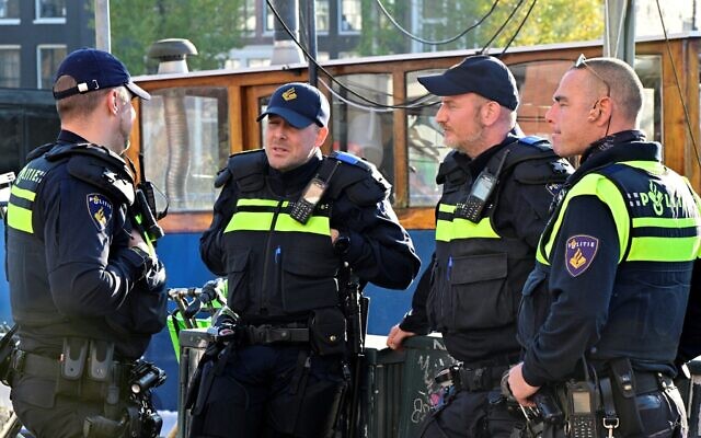Photo d'illustration : Des policiers se tiennent devant la mairie d'Amsterdam, le 12 novembre 2024. (Crédit: Nick Gammon/AFP) Photo d'illustration : Des policiers se tiennent devant la mairie d'Amsterdam, le 12 novembre 2024. (Crédit: Nick Gammon/AFP)