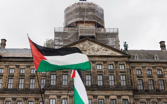 Illustration : Des drapeaux "palestiniens" flottant au vent sur la place du Dam, avec le palais royal d'Amsterdam en arrière-plan (Paleis op de Dam), à Amsterdam, le 15 novembre 2024. (Crédit : Simon Wohlfahrt/AFP) Illustration : Des drapeaux "palestiniens" flottant au vent sur la place du Dam, avec le palais royal d'Amsterdam en arrière-plan (Paleis op de Dam), à Amsterdam, le 15 novembre 2024. (Crédit : Simon Wohlfahrt/AFP)