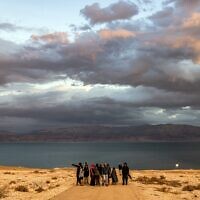 Des randonneurs lors d'une excursion le long du rivage de la mer Morte, près du kibboutz Ein Gedi, dans l'est d'Israël, le 30 décembre 2024. (Crédit : Menahem Kahana/AFP)