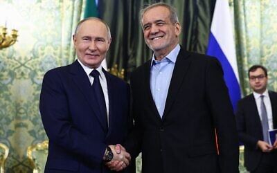 Le président russe Vladimir Poutine (à gauche) et le président iranien Massoud Pezeshkian lors de leur rencontre au Kremlin, à Moscou, en Russie, le 17 janvier 2025. (Crédit : Evgenia Novozhenina/Pool/AFP)