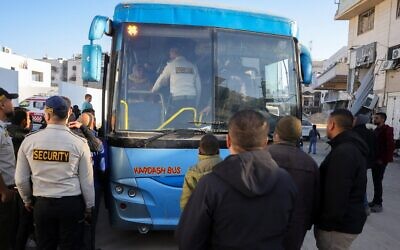Illustration : des gardes de sécurité palestiniens se tiennent à côté d'un bus transportant des patients de l'hôpital al-Shifa de Gaza-City vers un centre de soins situé de l'autre côté du passage de Rafah, le 1er février 2025. (Crédit : Bashar Taleb/AFP)