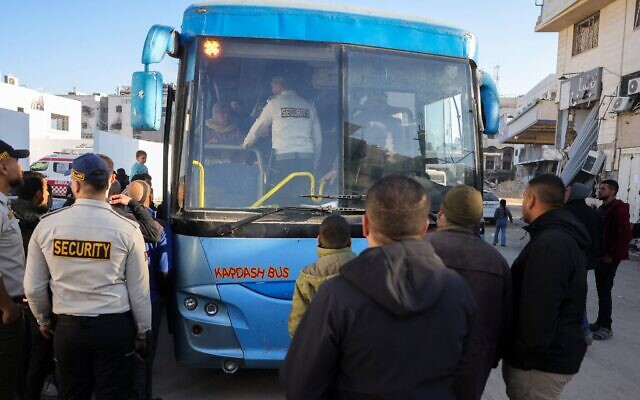 Illustration : des gardes de sécurité palestiniens se tiennent à côté d'un bus transportant des patients de l'hôpital al-Shifa de Gaza-City vers un centre de soins situé de l'autre côté du passage de Rafah, le 1er février 2025. (Crédit : Bashar Taleb/AFP)
