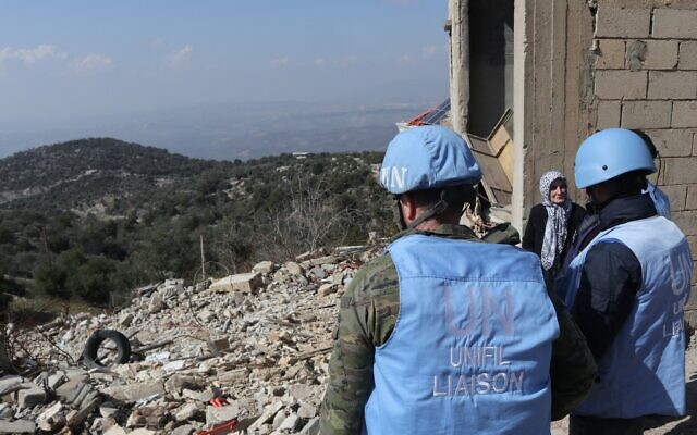 Des Casques bleus de la Force intérimaire des Nations unies au Liban (FINUL) inspectant les dégâts dans le village de Kfar Shuba, dans le sud du Liban, le 17 février 2025. (Crédit : Rabih Daher/AFP) Des Casques bleus de la Force intérimaire des Nations unies au Liban (FINUL) inspectant les dégâts dans le village de Kfar Shuba, dans le sud du Liban, le 17 février 2025. (Crédit : Rabih Daher/AFP)