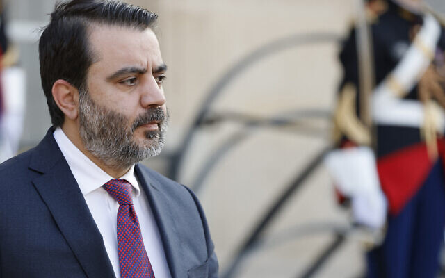Le ministre syrien des Affaires étrangères, Asaad al-Shaibani, quitte la conférence de presse et la réunion avec le président français à l'Élysée, à Paris, le 7 mai 2025. (Crédit : Ludovic MARIN / AFP)