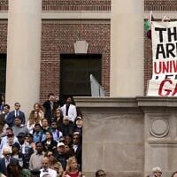 Un manifestant brandit une pancarte sur laquelle on peut lire "Il n'y a plus d'universités à Gaza" lors de la cérémonie de remise des diplômes, le 29 mai 2025, à Cambridge, dans le Massachusetts. (Crédit : Libby O'Neill / Getty Images via AFP)