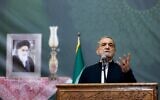 Le président iranien Massoud Pezeshkian prononce un discours à l'occasion de l'anniversaire de la mort de l'ancien guide suprême du pays, l'ayatollah Ruhollah Khomeini, au mausolée de ce dernier à Téhéran, le 3 juin 2025. (Présidence iranienne / AFP)