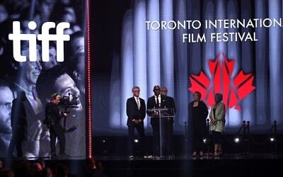 Cameron Bailey, PDG du Festival international du film de Toronto, s'exprime lors du gala d'intronisation au Walk of Fame canadien 2025, qui s'est tenu au Metro Toronto Convention Centre le 14 juin 2025 à Toronto, en Ontario. (Crédit : Jeremy Chan/Getty Images/AFP) Cameron Bailey, PDG du Festival international du film de Toronto, s'exprime lors du gala d'intronisation au Walk of Fame canadien 2025, qui s'est tenu au Metro Toronto Convention Centre le 14 juin 2025 à Toronto, en Ontario. (Crédit : Jeremy Chan/Getty Images/AFP)