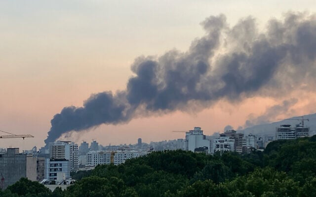 Illustration : Un panache de fumée s'élève dans le ciel après une frappe aérienne israélienne sur le bâtiment de radiodiffusion de la République islamique d'Iran (IRIB) à Téhéran, le 16 juin 2025. (Crédit : AFP) Illustration : Un panache de fumée s'élève dans le ciel après une frappe aérienne israélienne sur le bâtiment de radiodiffusion de la République islamique d'Iran (IRIB) à Téhéran, le 16 juin 2025. (Crédit : AFP)