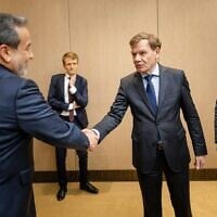 Le ministre britannique des Affaires étrangères David Lammy (à droite) et le ministre allemand des Affaires étrangères Johann Wadephul (2e à droite) saluant le ministre iranien des Affaires étrangères Abbas Araghchi (à gauche) avant une réunion sur le programme nucléaire de Téhéran, à l'hôtel Intercontinental de Genève, le 20 juin 2025. (Document fourni par le ministère fédéral allemand des Affaires étrangères / AFP)