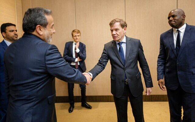 Le ministre britannique des Affaires étrangères David Lammy (à droite) et le ministre allemand des Affaires étrangères Johann Wadephul (2e à droite) saluant le ministre iranien des Affaires étrangères Abbas Araghchi (à gauche) avant une réunion sur le programme nucléaire de Téhéran, à l'hôtel Intercontinental de Genève, le 20 juin 2025. (Document fourni par le ministère fédéral allemand des Affaires étrangères / AFP)