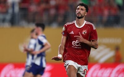 Wessam Abou Ali célèbre son deuxième but marqué sur penalty lors du match de football de la Coupe du monde des clubs de la FIFA 2025, groupe A, entre le FC Porto (Portugal) et Al-Ahly (Égypte) au stade MetLife d'East Rutherford, dans le New Jersey, le 23 juin 2025. (Crédit : FRANCK FIFE / AFP) Wessam Abou Ali célèbre son deuxième but marqué sur penalty lors du match de football de la Coupe du monde des clubs de la FIFA 2025, groupe A, entre le FC Porto (Portugal) et Al-Ahly (Égypte) au stade MetLife d'East Rutherford, dans le New Jersey, le 23 juin 2025. (Crédit : FRANCK FIFE / AFP)