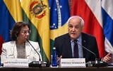 Photo d'illustration : L’ambassadeur palestinien auprès des Nations unies, Ryad Mansour (à droite), aux côtés de la ministre colombienne des Affaires étrangères, Rosa Yolanda Villavicencio, lors d’une conférence du Groupe de La Haye visant à instaurer un embargo sur les armes contre Israël, au palais San Carlos à Bogota, le 15 juillet 2025. (Crédit : Luis Acosta/AFP)