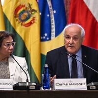 Photo d'illustration : L’ambassadeur palestinien auprès des Nations unies, Ryad Mansour (à droite), aux côtés de la ministre colombienne des Affaires étrangères, Rosa Yolanda Villavicencio, lors d’une conférence du Groupe de La Haye visant à instaurer un embargo sur les armes contre Israël, au palais San Carlos à Bogota, le 15 juillet 2025. (Crédit : Luis Acosta/AFP)