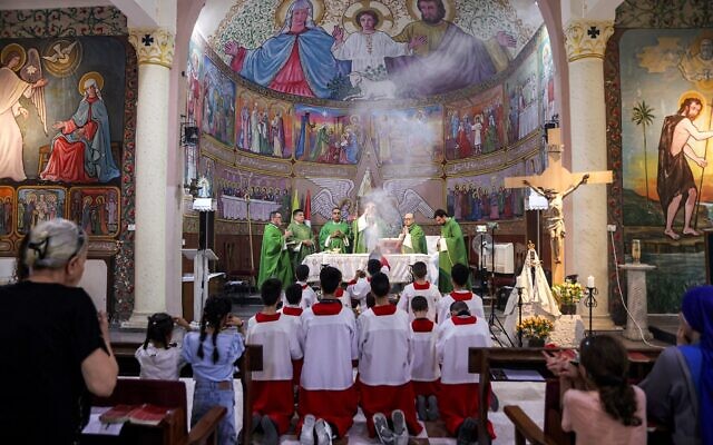 Le cardinal Pierbattista Pizzaballa, Patriarcat latin de Jérusalem, célébrant la messe dominicale matinale à l'église catholique romaine de la Sainte Famille, à Gaza-City, le 20 juillet 2025. (Crédit : Omar al-Qattaa/AFP) Le cardinal Pierbattista Pizzaballa, Patriarcat latin de Jérusalem, célébrant la messe dominicale matinale à l'église catholique romaine de la Sainte Famille, à Gaza-City, le 20 juillet 2025. (Crédit : Omar al-Qattaa/AFP)