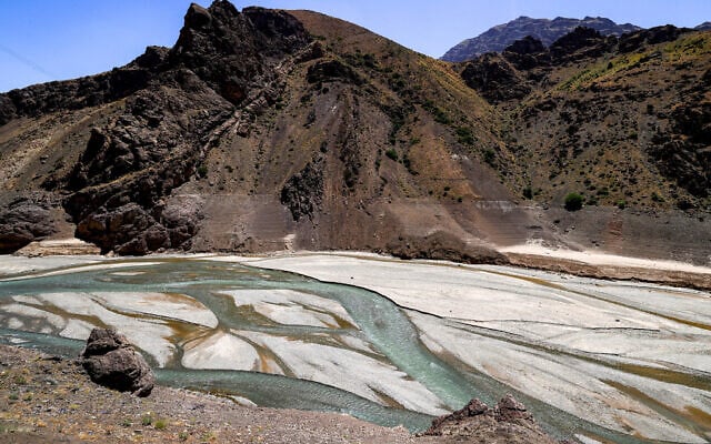 Le faible débit de la rivière en amont du barrage Amir Kabir, le long de la rivière Karaj, dans le nord de l'Iran, dans la chaîne montagneuse d'Alborz, sur une photo prise le 1ᵉʳ juin 2025. (Crédit : Atta Kenare/AFP) Le faible débit de la rivière en amont du barrage Amir Kabir, le long de la rivière Karaj, dans le nord de l'Iran, dans la chaîne montagneuse d'Alborz, sur une photo prise le 1ᵉʳ juin 2025. (Crédit : Atta Kenare/AFP)