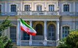 Un drapeau iranien flotte devant le consulat iranien, où des diplomates iraniens rencontrent leurs homologues allemands, britanniques et français pour de nouvelles négociations sur le nucléaire, à Istanbul, en Turquie, le 25 juillet 2025. (Crédit : Yasin AKGUL/AFP)
