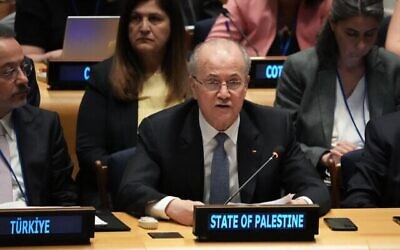 Le Premier ministre de l'Autorité palestinienne, Mohammad Mustafa, s'exprimant lors d'une conférence des Nations unies sur la solution à deux États, au siège de l'ONU, à New York, le 28 juillet 2025. (Crédit : Timothy A. Clary / AFP)