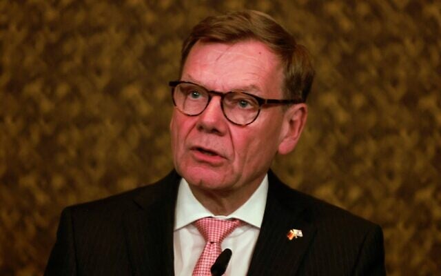 Le ministre allemand des Affaires étrangères, Johann Wadephul, fait une déclaration à la presse à Jérusalem, le 31 juillet 2025. (Crédit : Menahem Kahana/AFP)