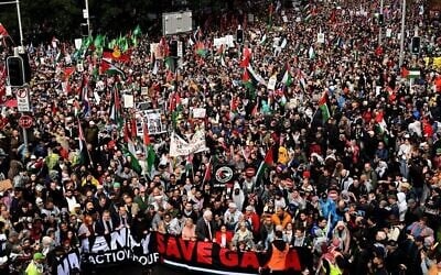 Des manifestants traversent le pont du port de Sydney lors d'un rassemblement en faveur de sanctions contre Israël, le 3 août 2025. (Crédit : Saeed KHAN / AFP)