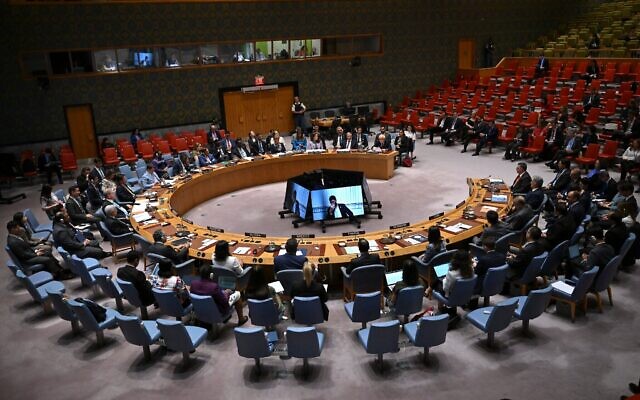 Riyad Mansour, l'envoyé spécial de l'Autorité palestinienne auprès des Nations unies (au centre), s'exprimant lors d'une réunion du Conseil de sécurité de l'ONU sur le conflit au Moyen-Orient, au siège des Nations unies, à New York, le 5 août 2025. (Crédit : Angela Weiss/AFP) Riyad Mansour, l'envoyé spécial de l'Autorité palestinienne auprès des Nations unies (au centre), s'exprimant lors d'une réunion du Conseil de sécurité de l'ONU sur le conflit au Moyen-Orient, au siège des Nations unies, à New York, le 5 août 2025. (Crédit : Angela Weiss/AFP)