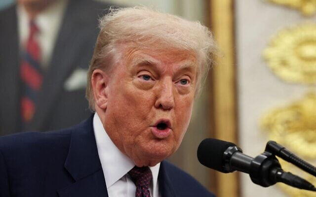 Le président américain Donald Trump s'exprime lors d'un événement avec le PDG d'Apple, Tim Cook (absent de la photo), dans le Bureau ovale de la Maison Blanche à Washington, le 6 août 2025. (Crédit : Win McNamee/Getty Images/AFP)
