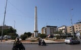 Des voitures passent devant un obélisque avec une plaque en mémoire de l'ancien président syrien Hafez al-Assad à Beyrouth le 6 août 2025, sur une autoroute qui porte son nom depuis 1998 et qui va être rebaptisée en l'honneur du musicien Ziad Rahbani, selon une décision du gouvernement prise la veille. (Crédit : ANWAR AMRO / AFP)