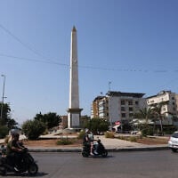 Des voitures passent devant un obélisque avec une plaque en mémoire de l'ancien président syrien Hafez al-Assad à Beyrouth le 6 août 2025, sur une autoroute qui porte son nom depuis 1998 et qui va être rebaptisée en l'honneur du musicien Ziad Rahbani, selon une décision du gouvernement prise la veille. (Crédit : ANWAR AMRO / AFP)