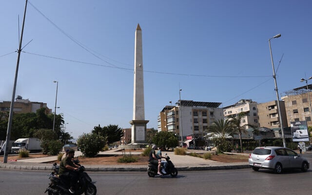 Des voitures passent devant un obélisque avec une plaque en mémoire de l'ancien président syrien Hafez al-Assad à Beyrouth le 6 août 2025, sur une autoroute qui porte son nom depuis 1998 et qui va être rebaptisée en l'honneur du musicien Ziad Rahbani, selon une décision du gouvernement prise la veille. (Crédit : ANWAR AMRO / AFP) Des voitures passent devant un obélisque avec une plaque en mémoire de l'ancien président syrien Hafez al-Assad à Beyrouth le 6 août 2025, sur une autoroute qui porte son nom depuis 1998 et qui va être rebaptisée en l'honneur du musicien Ziad Rahbani, selon une décision du gouvernement prise la veille. (Crédit : ANWAR AMRO / AFP)
