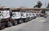 Des camions chargés d'aide humanitaire attendent l'autorisation de passer le poste-frontière de Rafah, du côté égyptien de la bande de Gaza, pour entrer en territoire palestinien, le 6 août 2025. (Crédit : AFP)