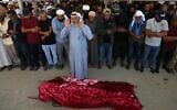 Des Palestiniens prient lors des funérailles d'Awdah Hathaleen, 31 ans, dans la région de Masafer Yatta, au sud d'Hébron, en Cisjordanie, le 7 août 2025. (Crédit : Mosab Shawer/AFP)
