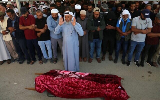 Des Palestiniens prient lors des funérailles d'Awdah Hathaleen, 31 ans, dans la région de Masafer Yatta, au sud d'Hébron, en Cisjordanie, le 7 août 2025. (Crédit : Mosab Shawer/AFP)