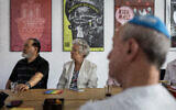 Des participants à une réunion pour les réfugiés juifs âgés d'Ukraine sont assis autour d'une table lors d'une réunion au siège du Centre communautaire juif à Varsovie, le 24 juillet 2025. (Crédit : Wojtek RADWANSKI / AFP)