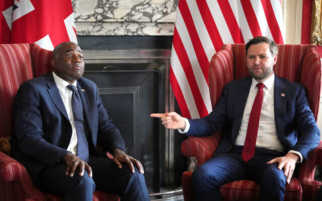Le ministre britannique des Affaires étrangères, David Lammy (à gauche), écoute le vice-président américain JD Vance (à droite) lors d'une réunion à Chevening House, à Chevening, dans le sud-est de l'Angleterre, le 8 août 2025. (Crédit : Kin Cheung / POOL / AFP)
