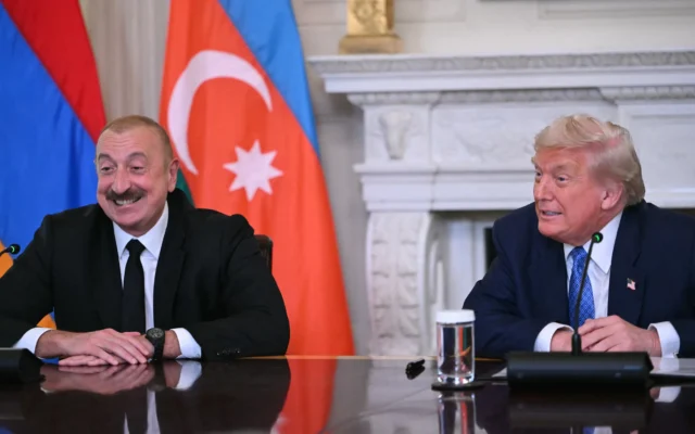 Le président américain Donald Trump et le président azerbaïdjanais Ilham Aliyev participant à une signature trilatérale avec le Premier ministre arménien Nikol Pashinyan (hors champ), dans la salle à manger d'apparat de la Maison Blanche, à Washington, le 8 août 2025. (Crédit : Andrew Caballero-Reynolds/AFP)
