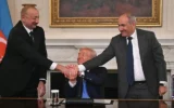 Le président américain Donald Trump (au centre), le président azerbaïdjanais Ilham Aliyev (à gauche) et le Premier ministre arménien Nikol Pashinyan se serrant la main après avoir signé un accord dans la salle à manger d'État de la Maison Blanche, à Washington, le 8 août 2025. (Crédit : Andrew Caballero-Reynolds/AFP)
