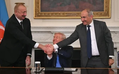 Le président américain Donald Trump (au centre), le président azerbaïdjanais Ilham Aliyev (à gauche) et le Premier ministre arménien Nikol Pashinyan se serrant la main après avoir signé un accord dans la salle à manger d'État de la Maison Blanche, à Washington, le 8 août 2025. (Crédit : Andrew Caballero-Reynolds/AFP)
