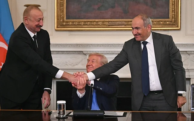 Le président américain Donald Trump (au centre), le président azerbaïdjanais Ilham Aliyev (à gauche) et le Premier ministre arménien Nikol Pashinyan se serrent la main après avoir signé un accord dans la salle à manger d'État de la Maison Blanche à Washington, le 8 août 2025. (Crédit : ANDREW CABALLERO-REYNOLDS / AFP)