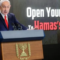 Le Premier ministre Benjamin Netanyahu donne une conférence de presse au bureau du Premier ministre à Jérusalem le 10 août 2025. (Crédit : Abir Sultan/Pool/AFP)
