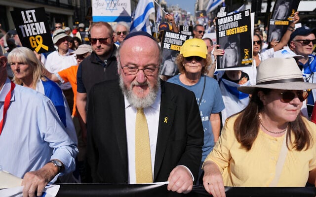 Le Grand-Rabbin britannique participe à une "Marche nationale pour les otages" organisée par Stop the Hate UK, dans le centre de Londres, le 10 août 2025. (Crédit : CARLOS JASSO / AFP) Le Grand-Rabbin britannique participe à une "Marche nationale pour les otages" organisée par Stop the Hate UK, dans le centre de Londres, le 10 août 2025. (Crédit : CARLOS JASSO / AFP)