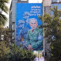 Cette photo montre un panneau d'affichage récemment dévoilé représentant le Premier ministre israélien Benjamin Netanyahu, avec le texte en persan « Hitanyahu » et le texte en hébreu « Le nazi allemand d'aujourd'hui » sur la place Palestine, dans le centre de Téhéran, le 11 août 2025. (Crédit : ATTA KENARE / AFP)