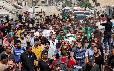 Des Palestiniens transportent les corps des journalistes d'Al Jazeera tués lors d'une frappe israélienne nocturne sur leur tente à Gaza-City, depuis l'hôpital Al-Shifa jusqu'à leur lieu d'inhumation au cimetière Sheikh Radwan à Gaza-City, le 11 août 2025. (Crédit : Omar AL-QATTAA / AFP)