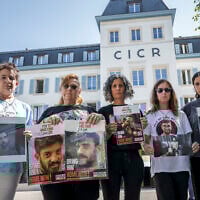 (De gauche à droite) Les proches des otages israéliens détenus par le Hamas à Gaza : Merav Gilboa-Dalal (mère de l'otage Guy Gilboa-Dalal), Silvia Cunio (mère des otages David et Ariel Cunio), Wiki Cohen (mère de l'otage Nimrod Cohen), Galia David (mère de l'otage Evyatar David) et Yeela (sœur de l'otage Evyatar David) posent avec des photos de leurs proches après avoir assisté à une réunion avec le président du Comité international de la Croix-Rouge (CICR) au siège de la Croix-Rouge à Genève, le 12 août 2025. (Crédit : Fabrice COFFRINI / AFP)