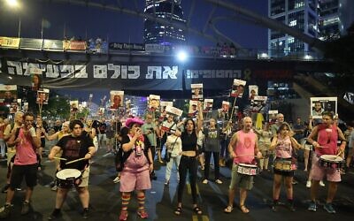Des manifestants bloquant une route lors d’un rassemblement contre le gouvernement, réclamant des mesures pour obtenir la libération des otages israéliens retenus depuis le pogrom perpétré par le Hamas le 7 octobre 2023, à Tel Aviv, le 12 août 2025. (Crédit : Jack Guez/AFP) Des manifestants bloquant une route lors d’un rassemblement contre le gouvernement, réclamant des mesures pour obtenir la libération des otages israéliens retenus depuis le pogrom perpétré par le Hamas le 7 octobre 2023, à Tel Aviv, le 12 août 2025. (Crédit : Jack Guez/AFP)